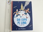 Doi copii pe luna