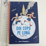 Doi copii pe luna